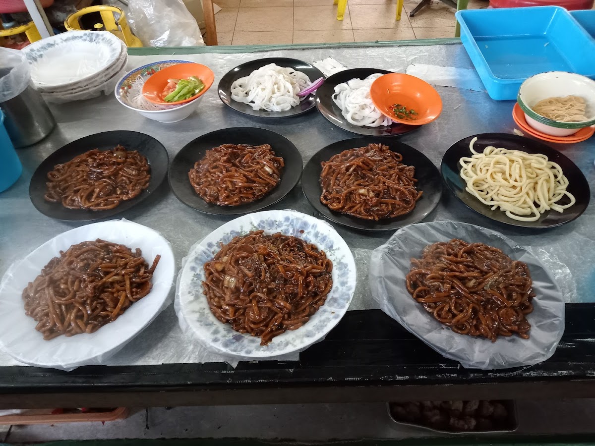 鸿运茶餐室 • Restoran Hong Yen Photo 3