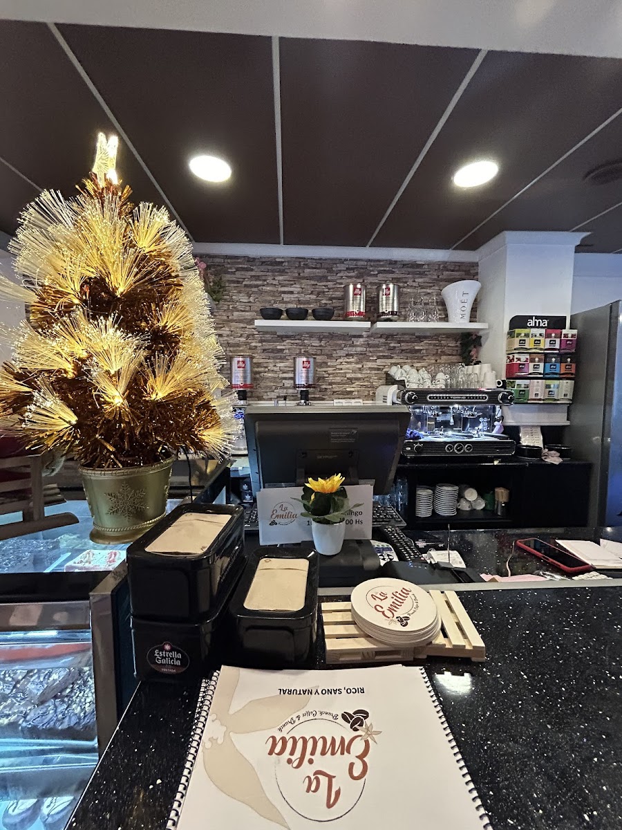 La Emilia Brunch & Drunch Photo 7
