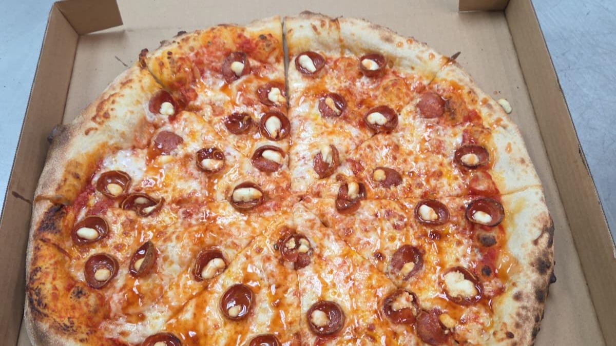 Rihanas Pizza & Wings Photo 3