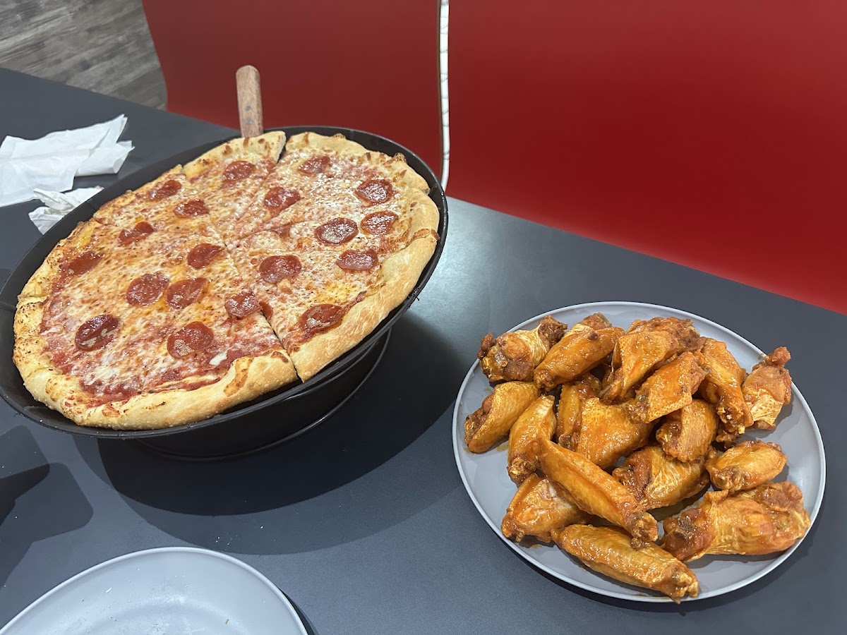Rihanas Pizza & Wings Photo 7