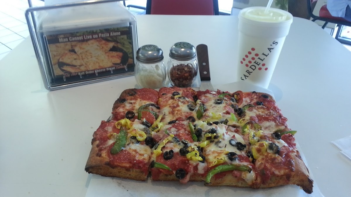 Rihanas Pizza & Wings Photo 9