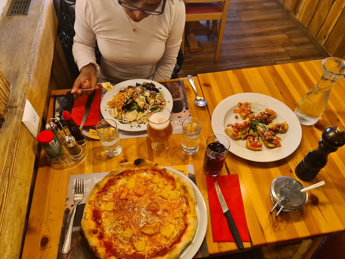 Le Francis Restaurant & Pizzeria Photo 7