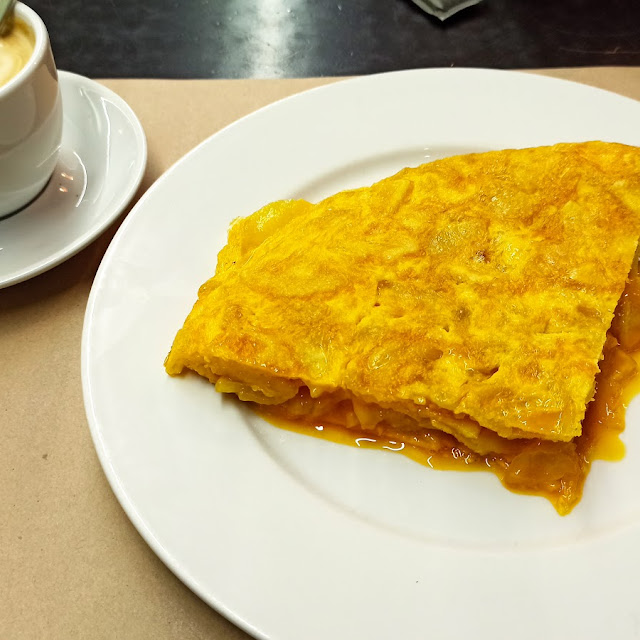 Ración de Tortilla Poco Hecha Y Sin Cebolla Y Café Con Leche