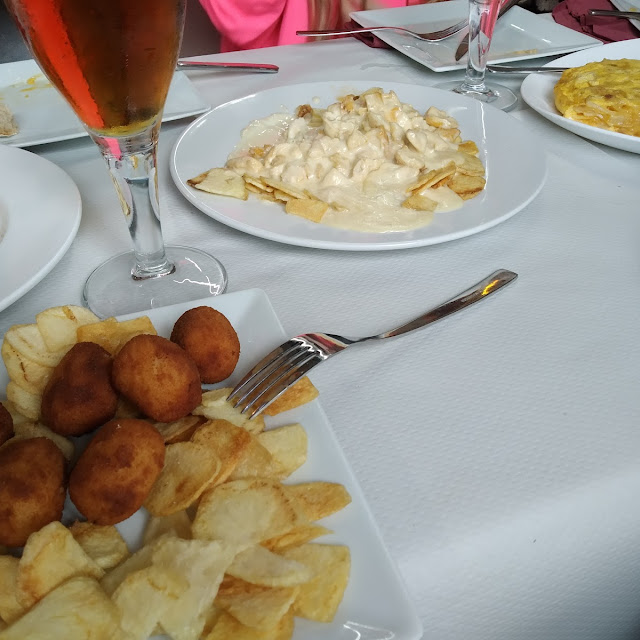 Bolitas de Bacalao Y Patatas Con Pollo Al Queso