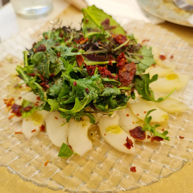 Ensalada de Pera Queso Azul Frutos Secos Y Crujiente de Serrano Con Aliño de Albahaca