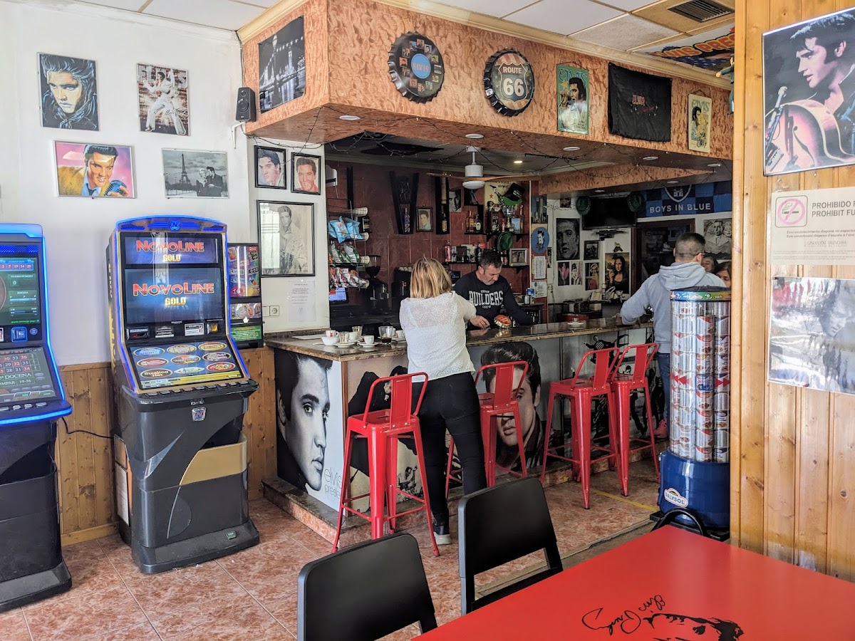 Elvis Bar Photo 3