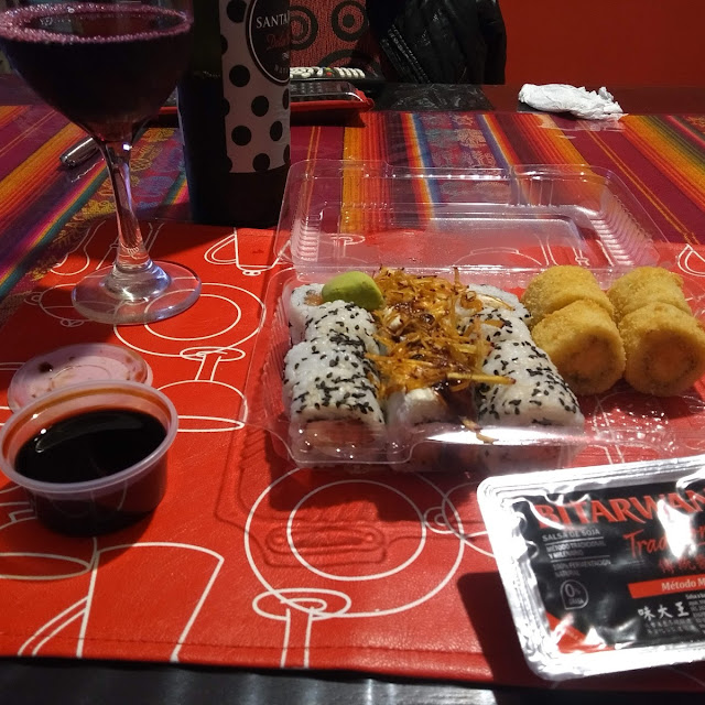 Sushi MAKI de Salmón Y Atún Y Rollos de Salmón Y Calentitos