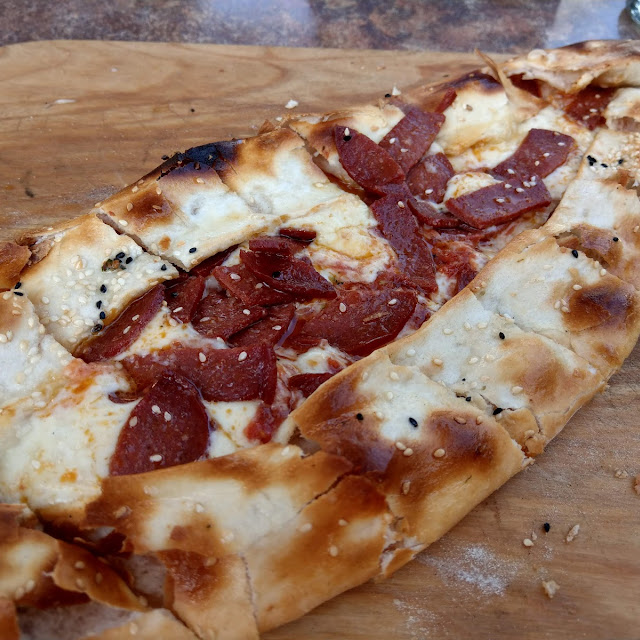 Pide Mit Knoblauchwurst