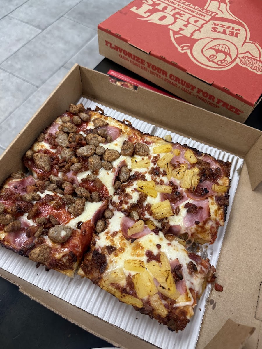 Jet's Pizza Photo 4