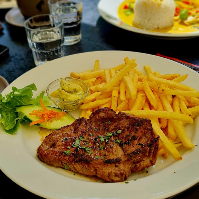 Rindfleisch Hüftsteak Mit Kräuterbutter Und Pommes