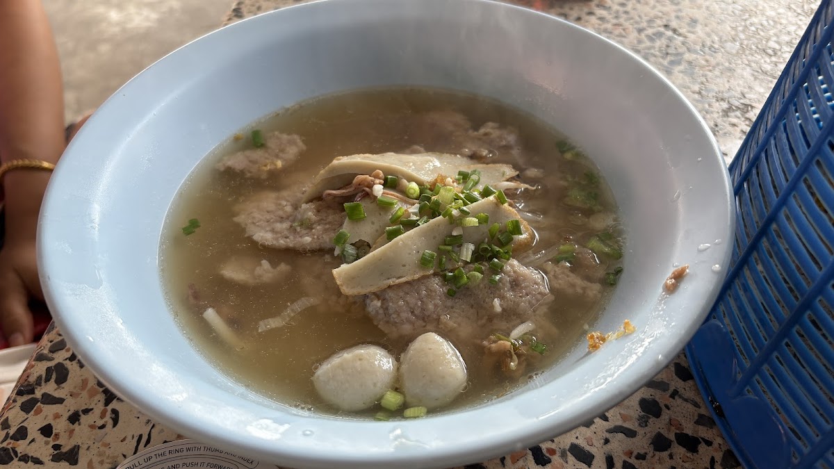 โอเค 3 ก๋วยเตี๋ยวหมูบ้านบึง เส้นปลา เกี๊ยวปลาเย็นตาโฟ Photo 3