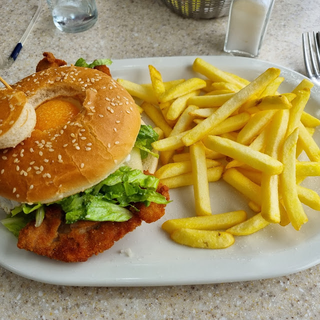 Hamburguesa de Pollo Con Patatas