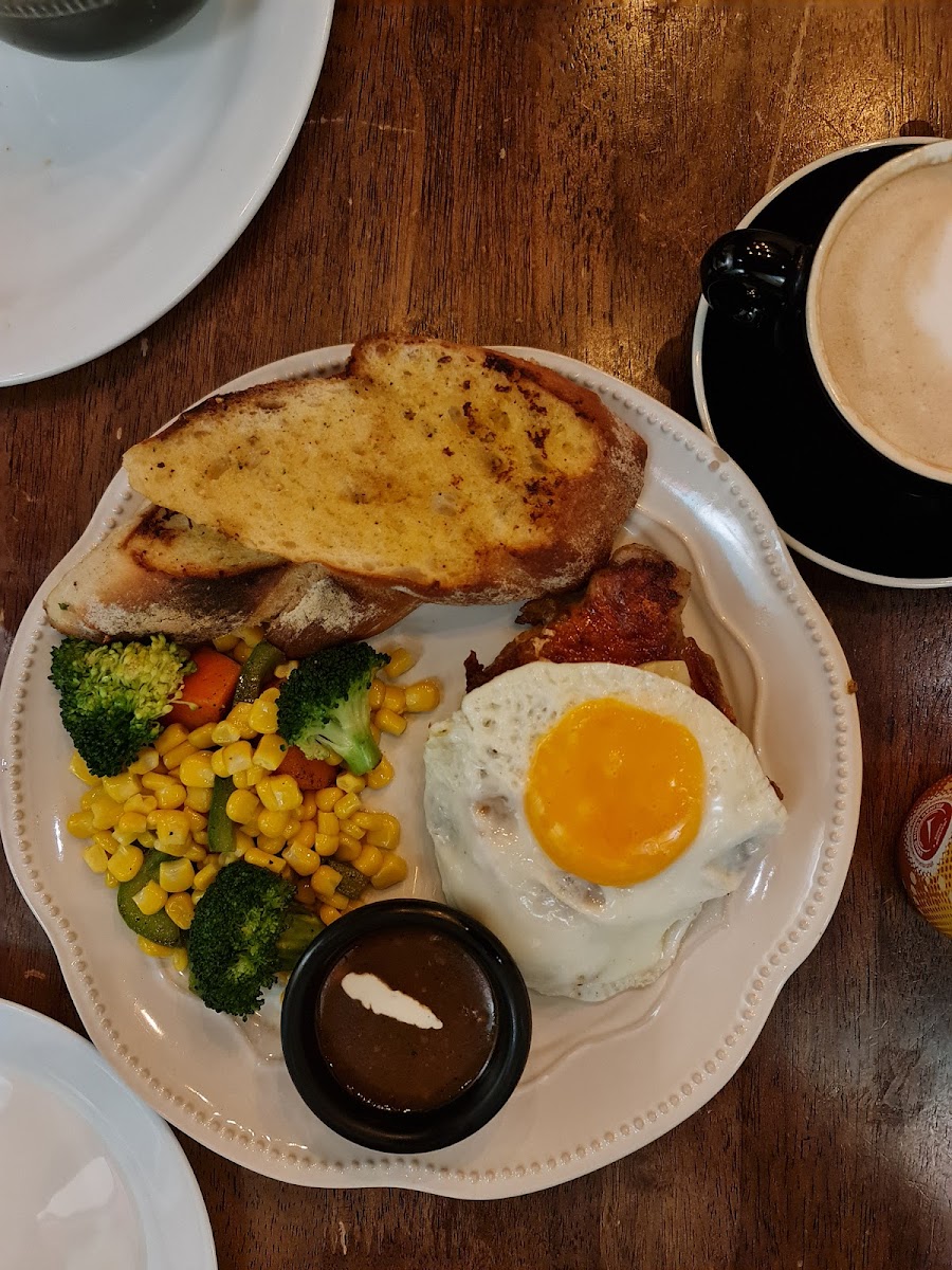Benjy Cafe Photo 8