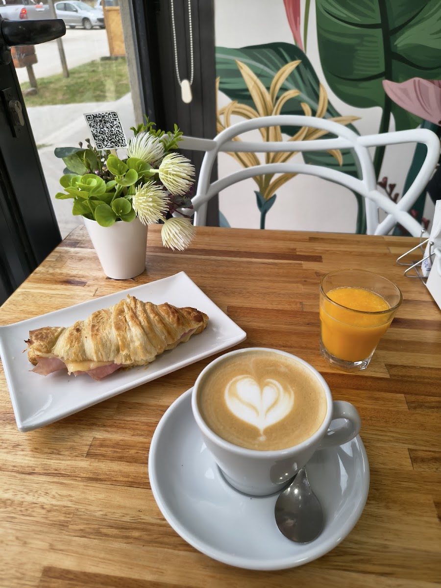 Feltom Café Photo 4