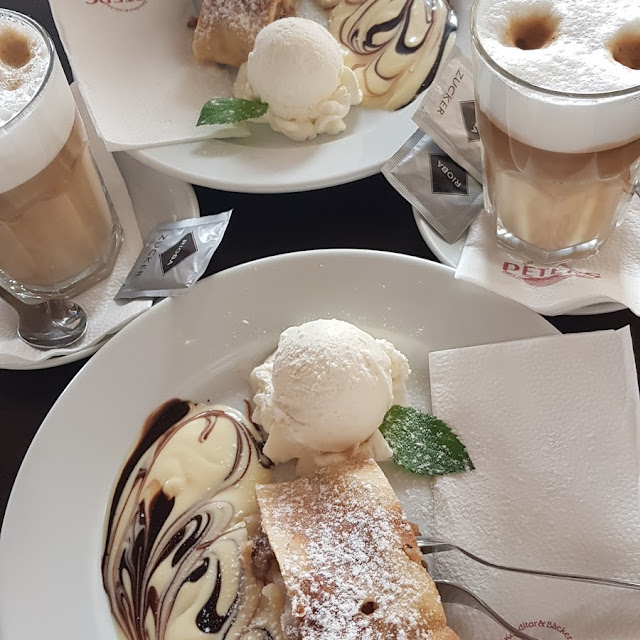 Apfelstrudel Mit Eis Und Sahne