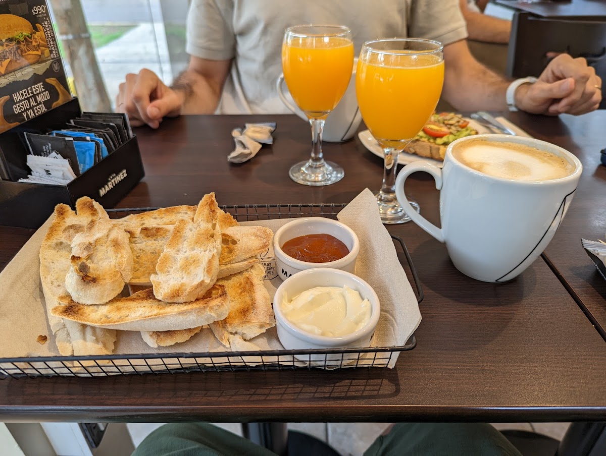 Café Martinez Photo 7