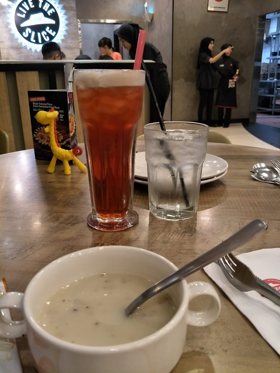Pizza Hut Photo 5