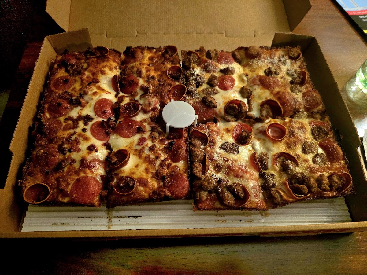 Jet's Pizza Photo 3