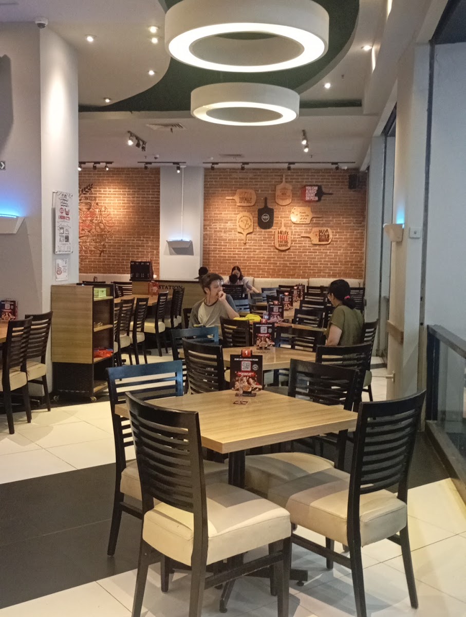 Pizza Hut Photo 3