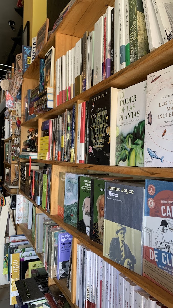 9Bares Tienda de Cafe y Libros Photo 4