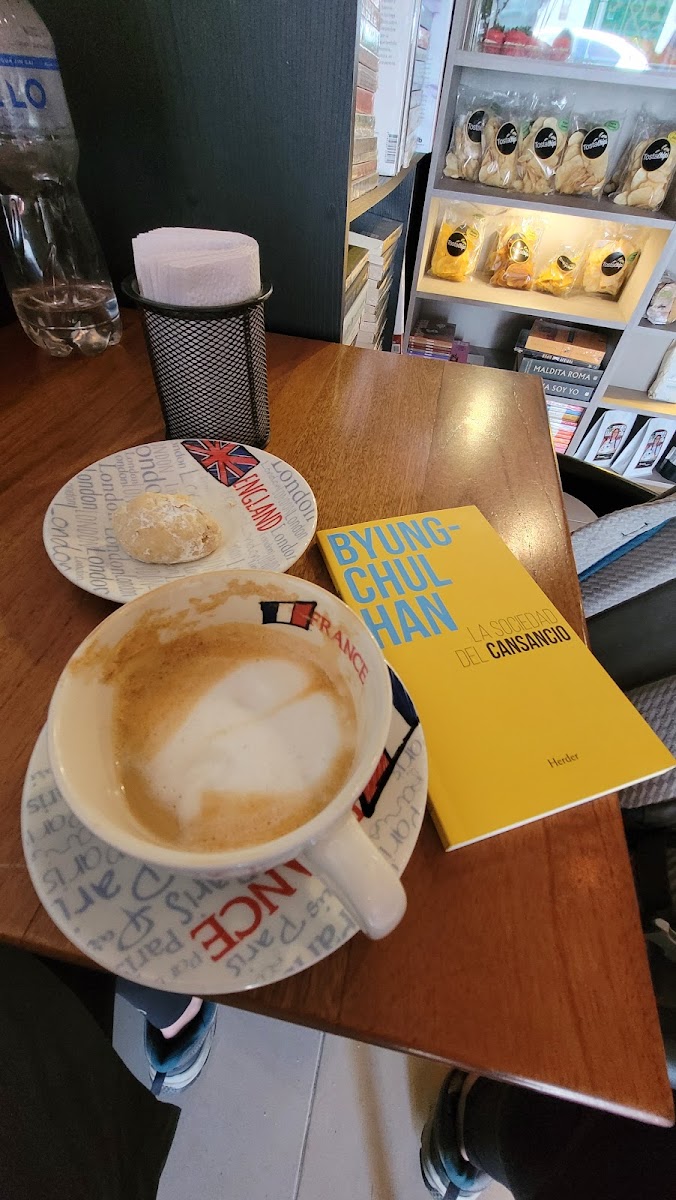 9Bares Tienda de Cafe y Libros Photo 7