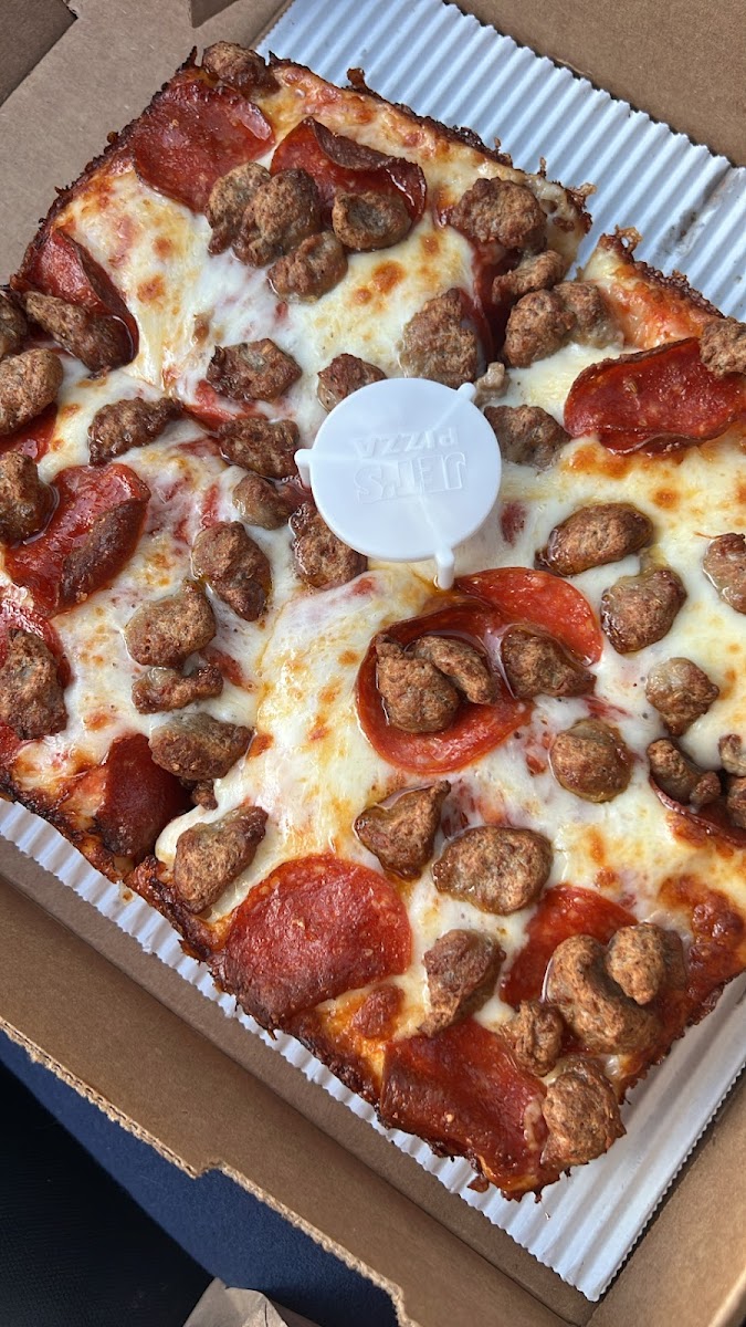 Jet's Pizza Photo 4