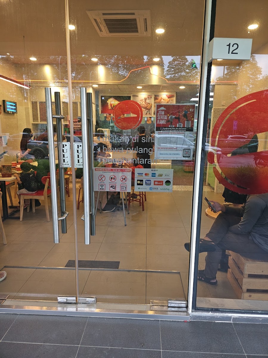 Pizza Hut Photo 3