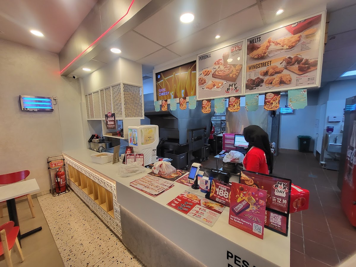 Pizza Hut Photo 5
