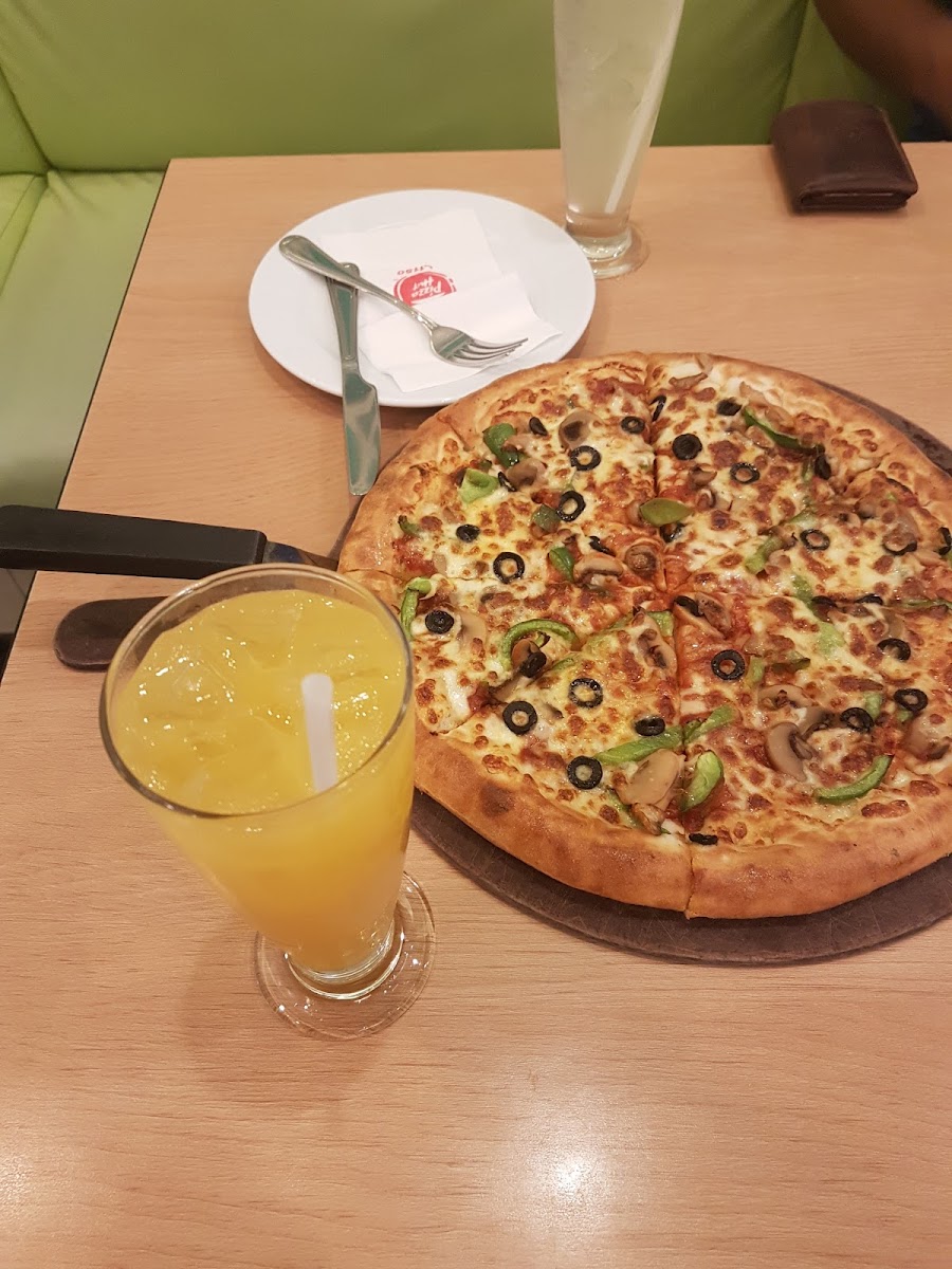 Pizza Hut Photo 5