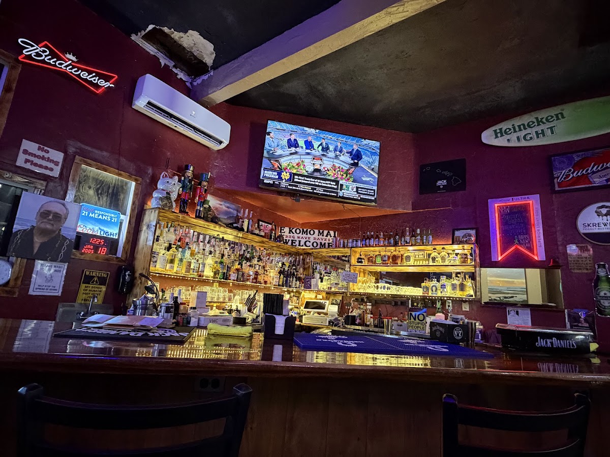 Big Wave Dave's Bar & Grill Photo 3