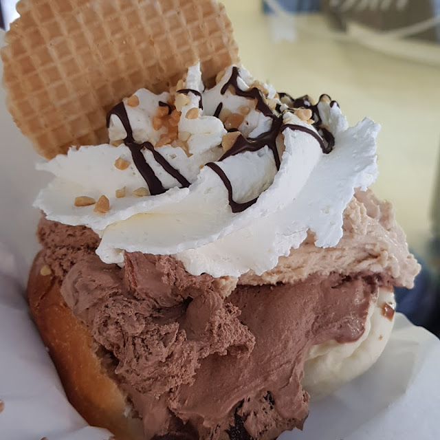Brioche Con Gelato Sette Veli Nero Modicano Panna Granella Di Nocciole Cin Colata Di Cioccolato