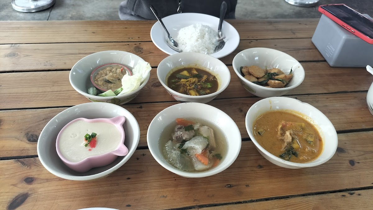 เจ๊แตแกง10บาท สาขาตลาดสิริทรัพย์รังสิต Photo 2