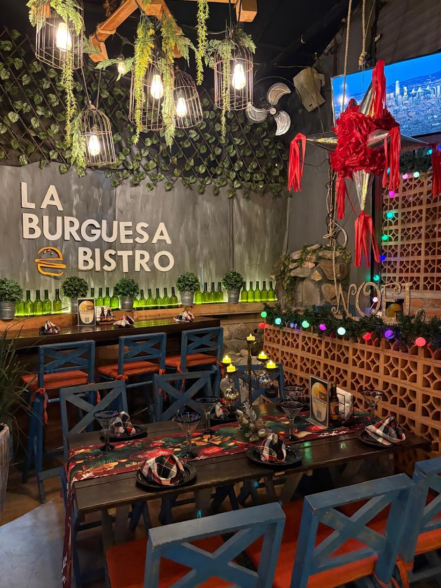 La Burguesa Bistró