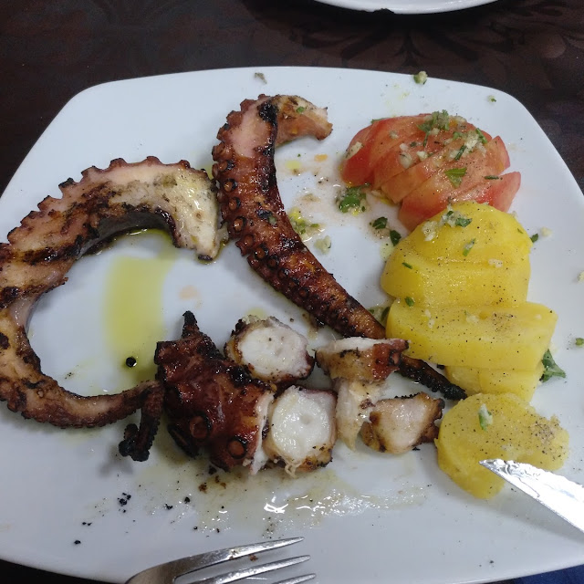 Pulpo A la Brasa Con Guarnición de Patata Asada
