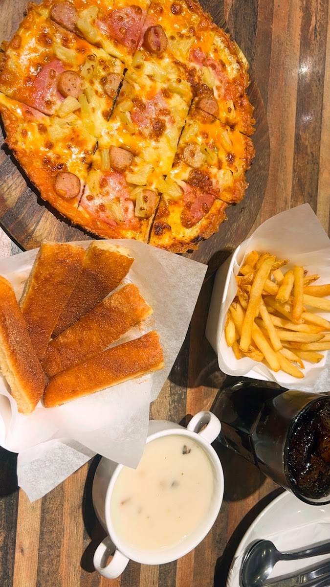 Pizza Hut Photo 7