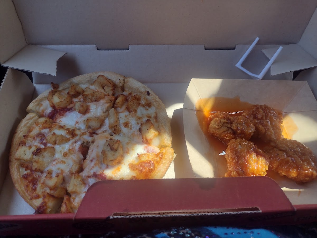 Pizza Hut Photo 4