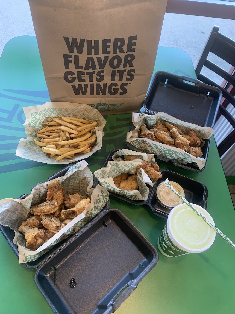 Wingstop Photo 9