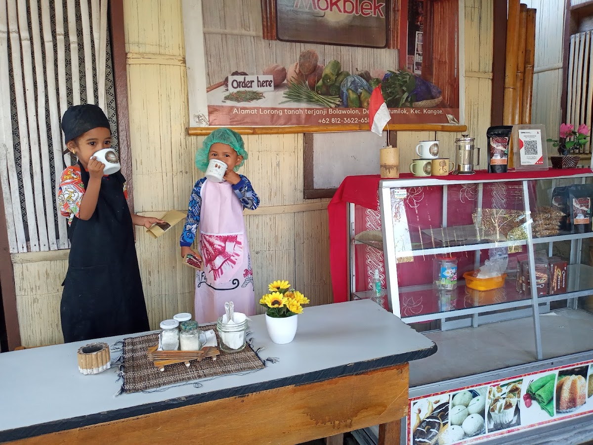 Flores Signature Tour & MokBlekCafe
