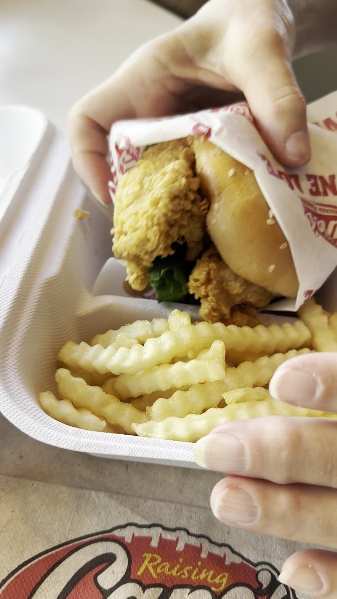 Raising Cane's Chicken Fingers Photo 2