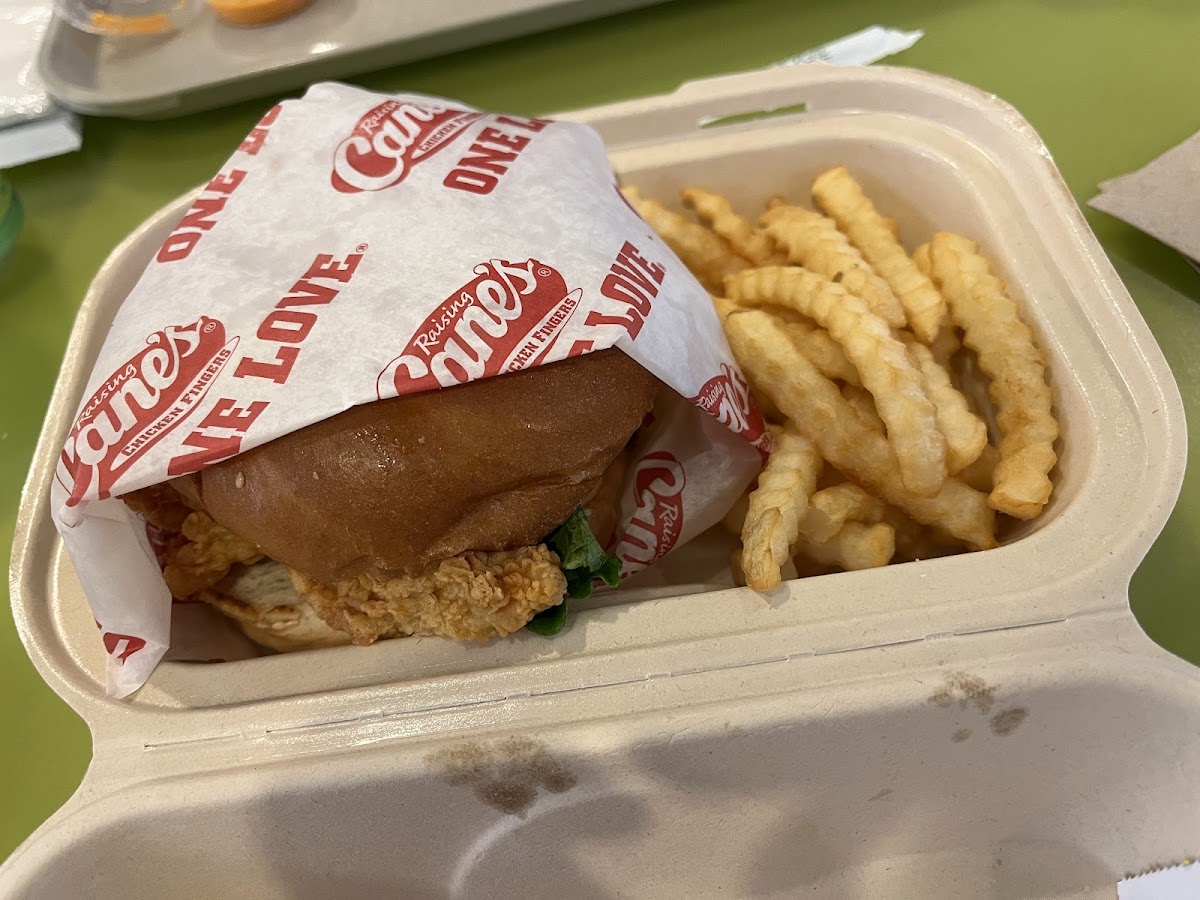 Raising Cane's Chicken Fingers Photo 7
