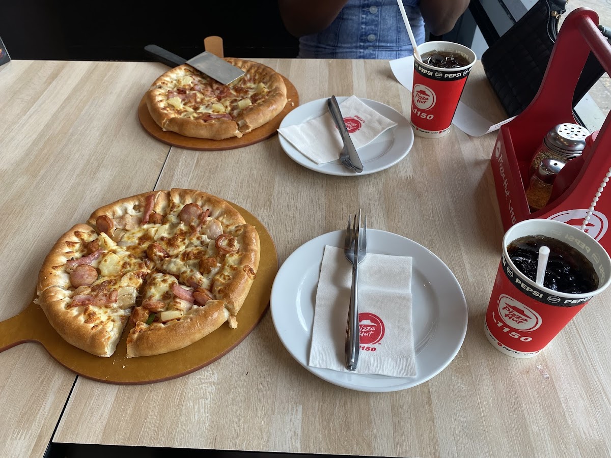 Pizza Hut Photo 7