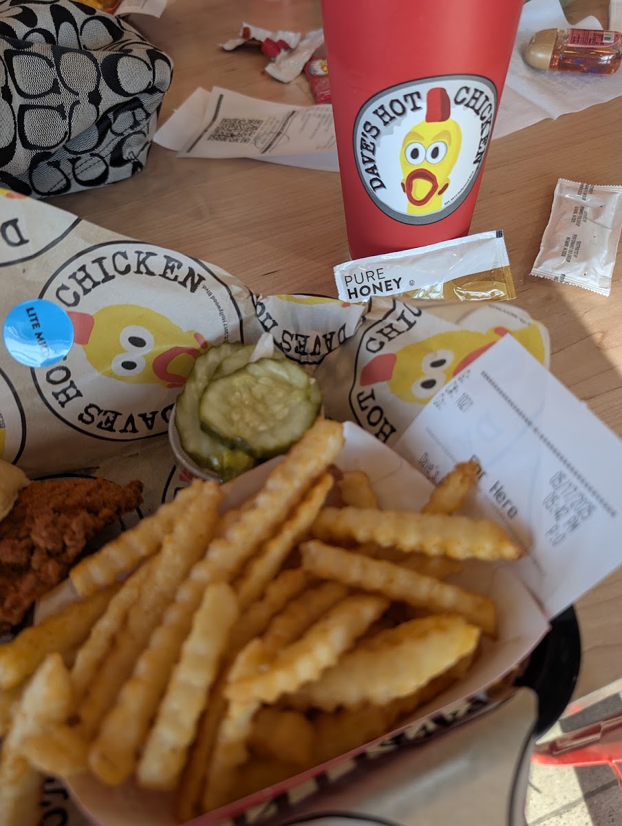 Dave's Hot Chicken Photo 8