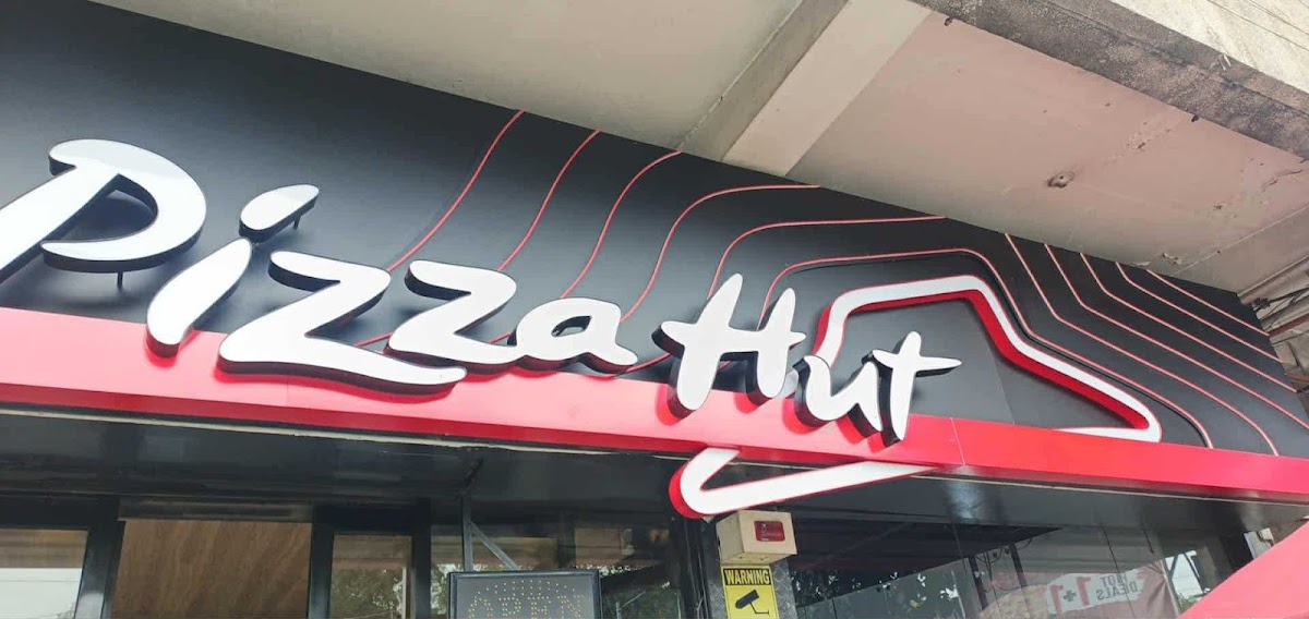 Pizza Hut Photo 4