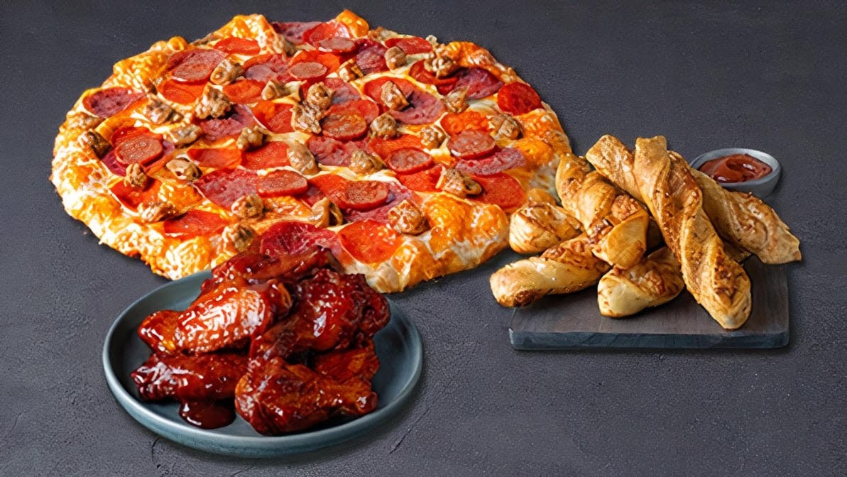Round Table Pizza Photo 4
