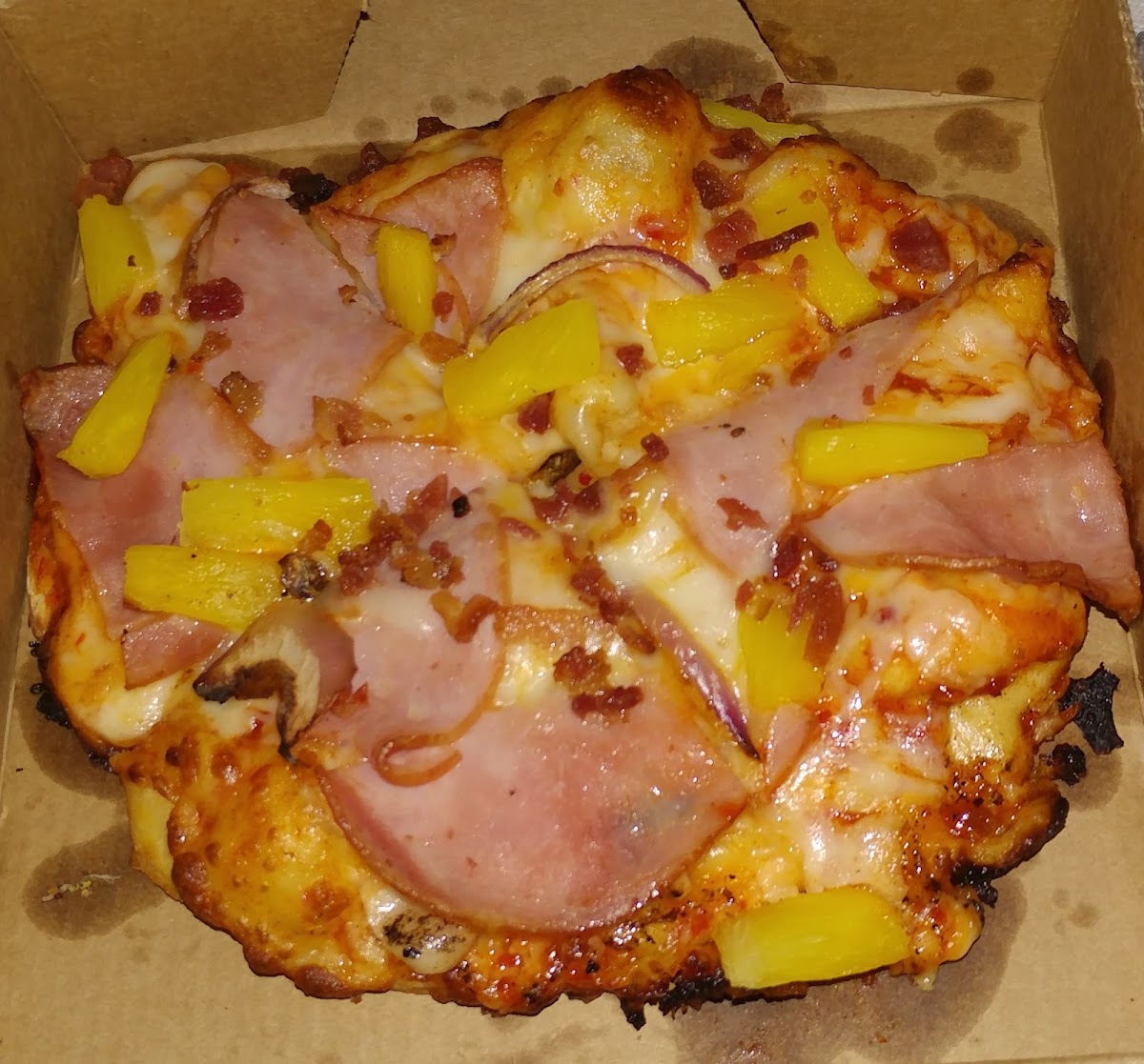 Round Table Pizza Photo 5
