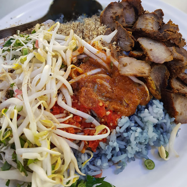 Nasi Kerabu Daging Bakar