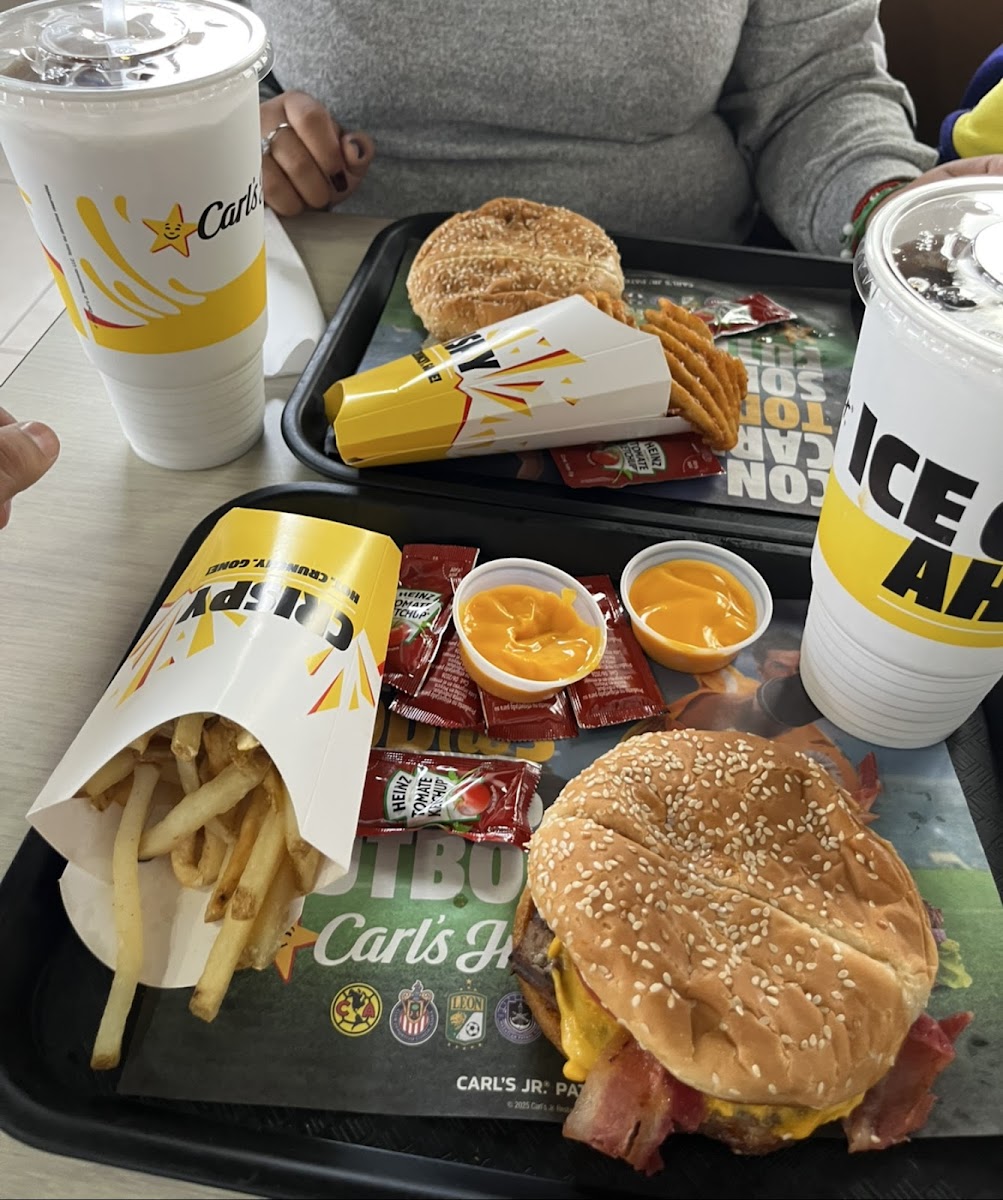 CARL'S JR. Photo 3