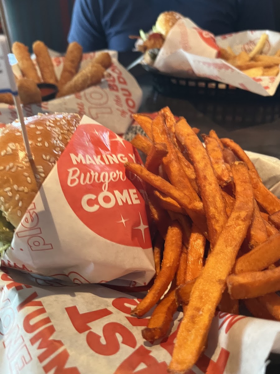 Red Robin Gourmet Burgers and Brews Photo 4