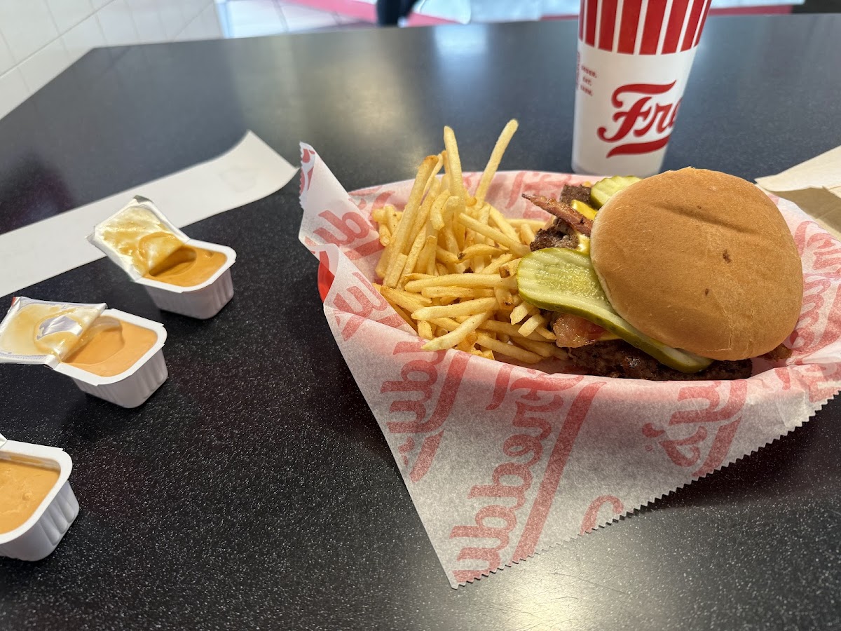 Freddy's Frozen Custard & Steakburgers Photo 4