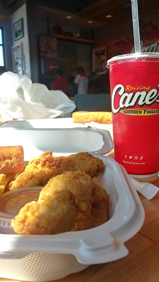 Raising Cane's Chicken Fingers Photo 10